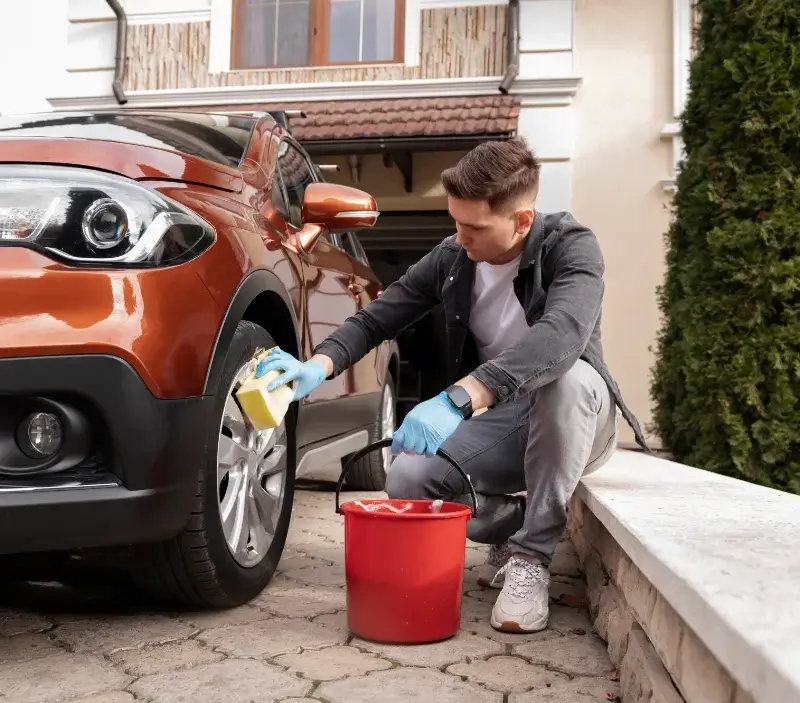 Lavage auto à domicile Novéant-sur-Moselle : professionnel intervenant sur un véhicule
